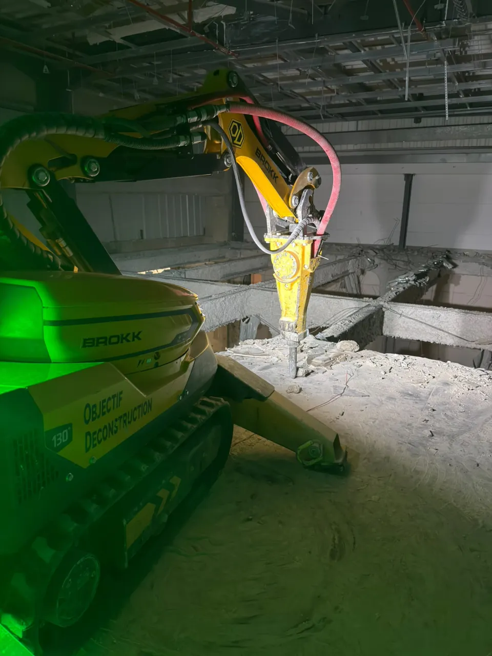 Robot BROKK en démolition intérieure dans un centre commercial