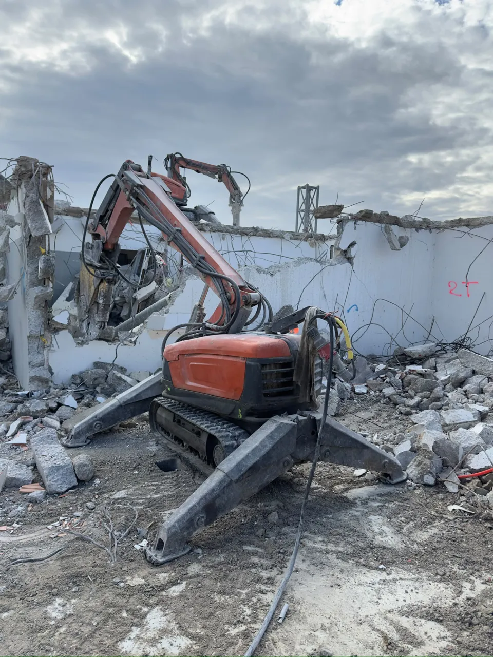 Robot BROKK en écrêtage d'une tour en hauteur