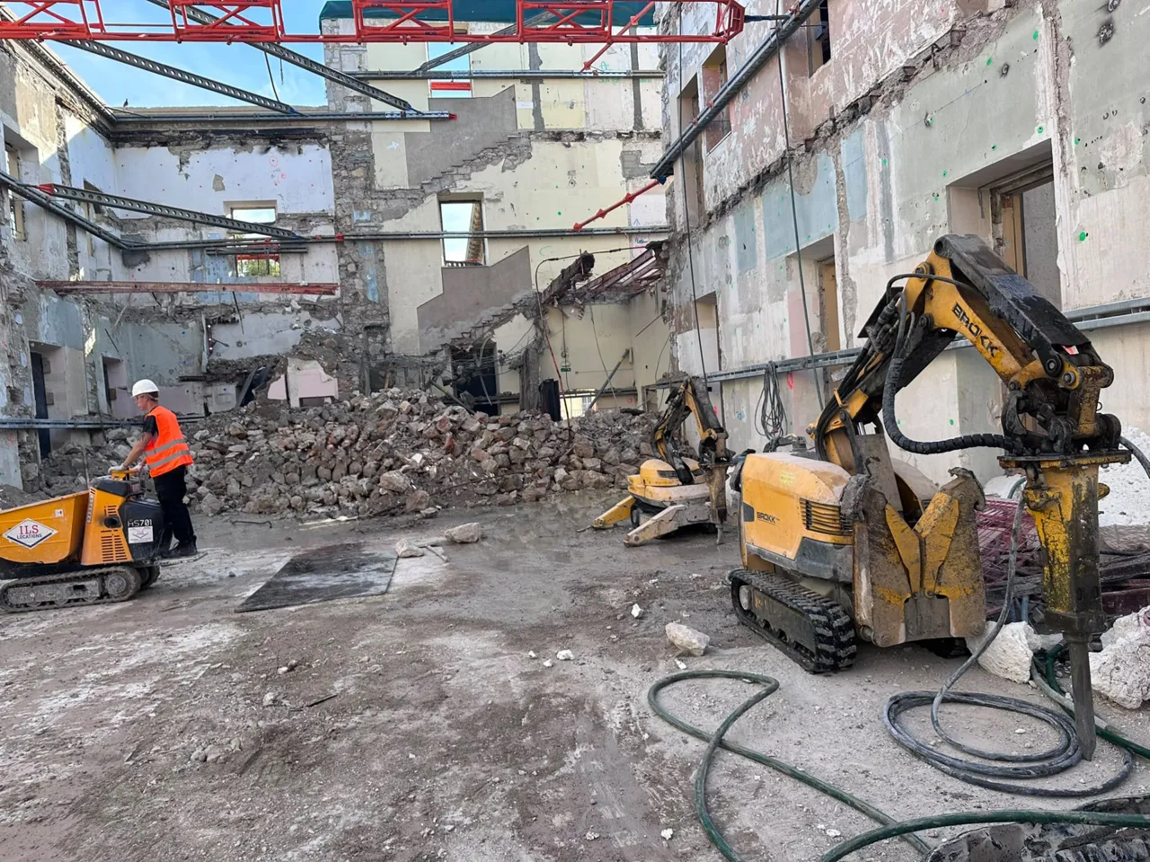 Démolition intérieure robotisée BROKK avec conservation des façades