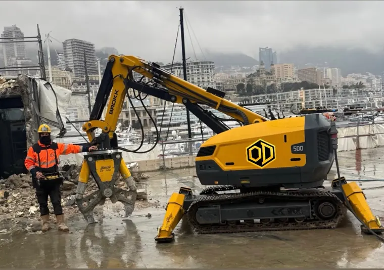 Robot BROKK 500 équipé d'une pince à béton sur le chantier de démolition de l'ISM, port de Monaco