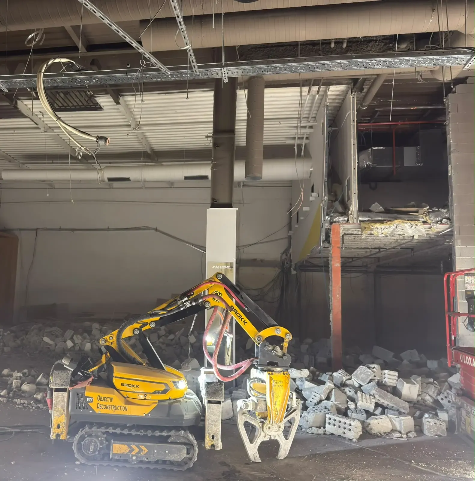 Robot BROKK 130 à la pince en déconstruction intérieure d'un local commercial