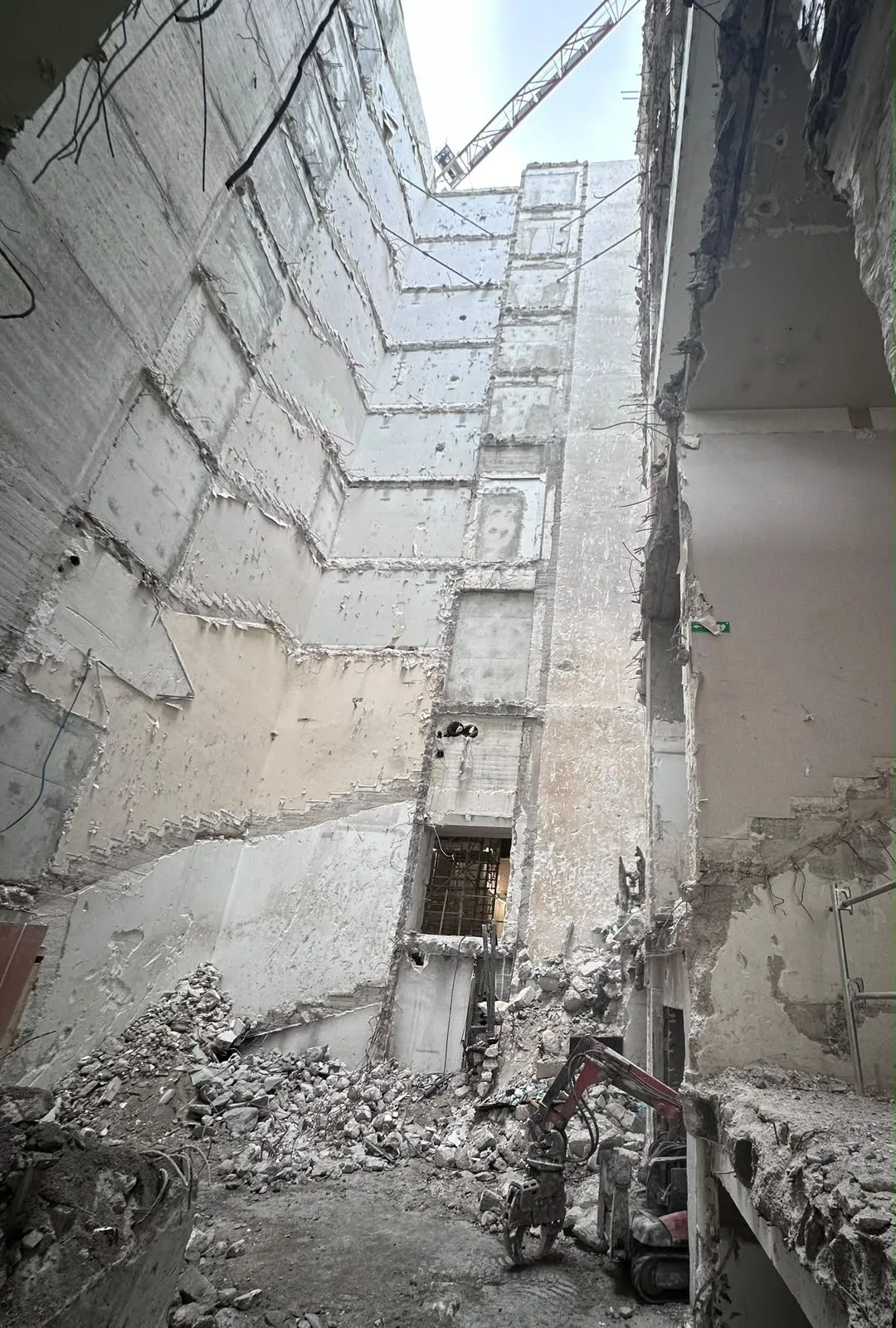 Déconstruction intérieure d'un bâtiment sur plusieurs étages avec façades conservées