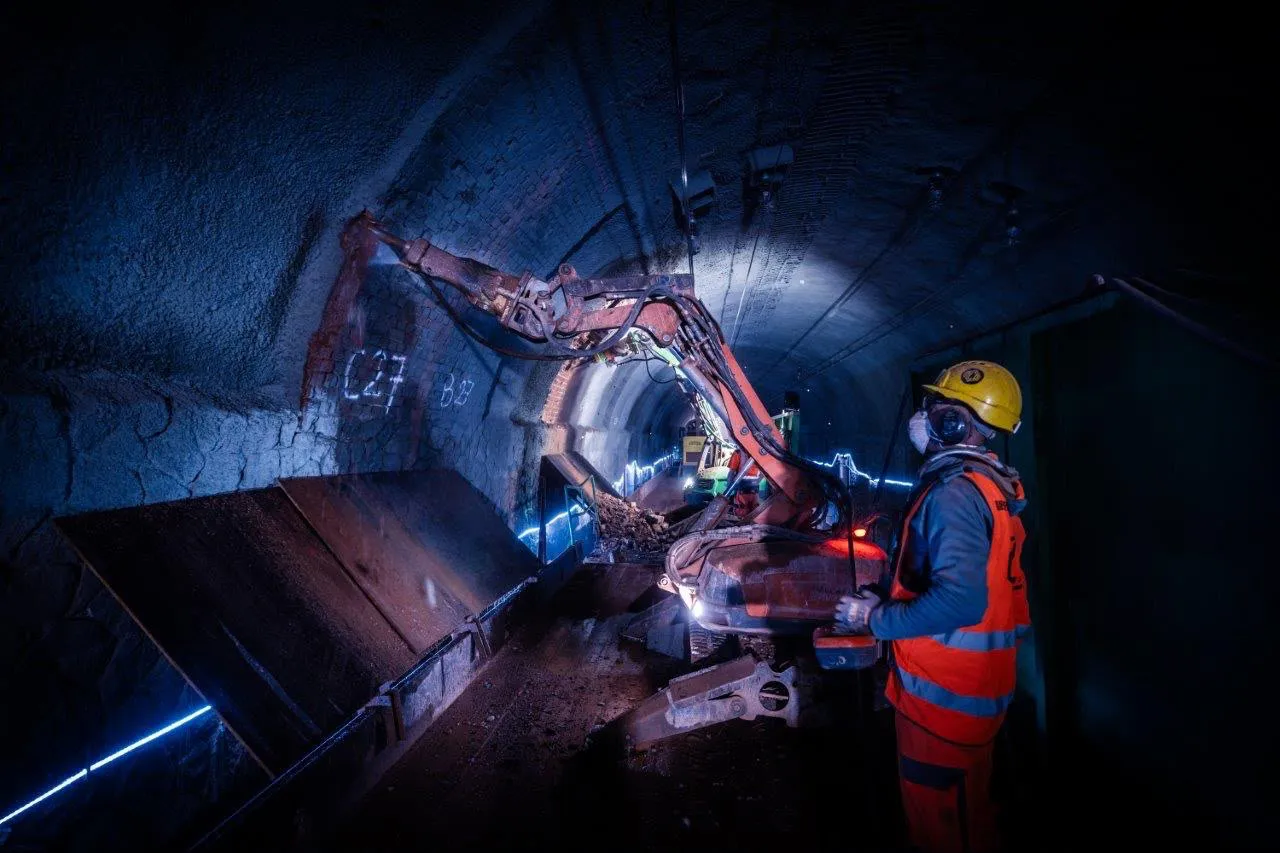 Robot BROKK piloté à distance par un opérateur sous la voûte d'un tunnel ferroviaire
